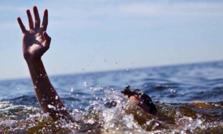 إنقاذ شخص من الغرق في الميناء
