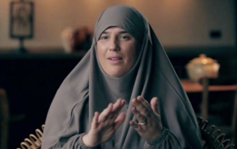 “لقد وجدت السلام حقًا”.. مغنية راب فرنسية تروي قصة اسلامها