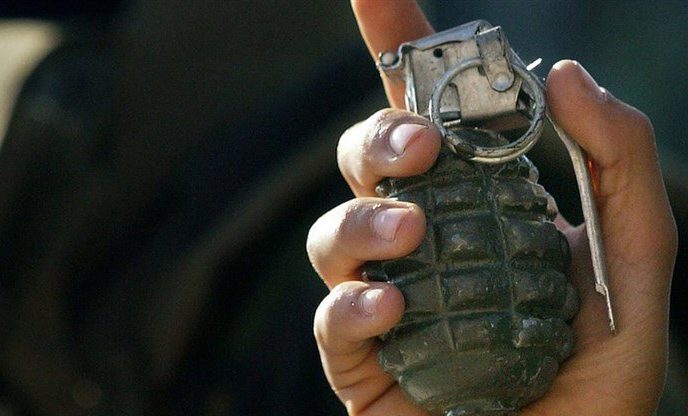 رمى قنبلة يدوية على سيارة مواطن فأوقفته مديرية المخابرات