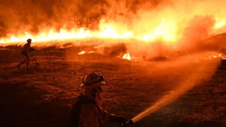 بالفيديو: استمرار الحريق في تلال هوليوود
