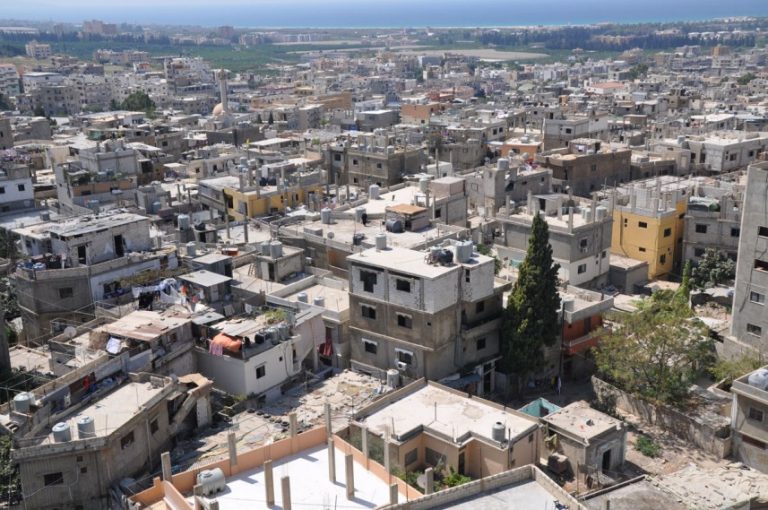 الإشتباكات تعنف في عين الحلوة.. وسقوط إصابات