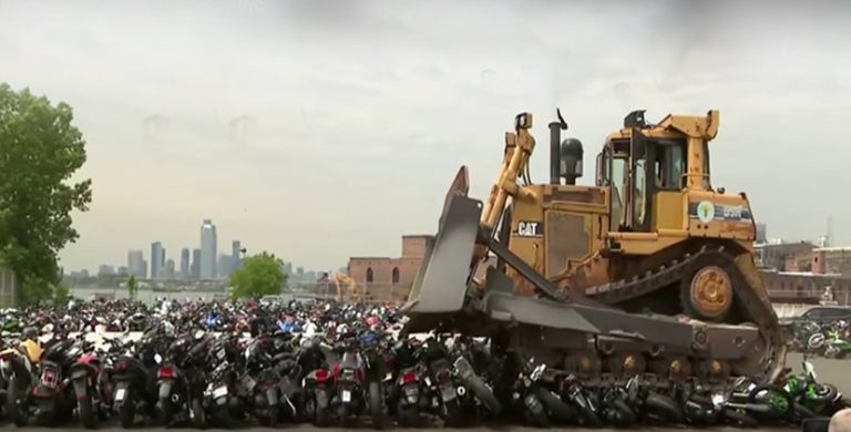 بالفيديو: سحق مئات الدراجات النارية المخالفة في نيويورك