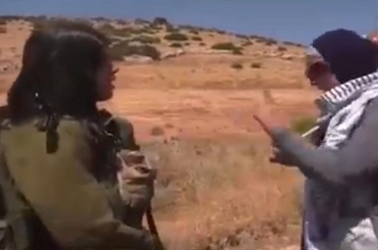 بالفيديو.. فلسطينية تتحدى جندية “إسرائيلية”: “ارمي سلاحك وتعالي واجهيني”