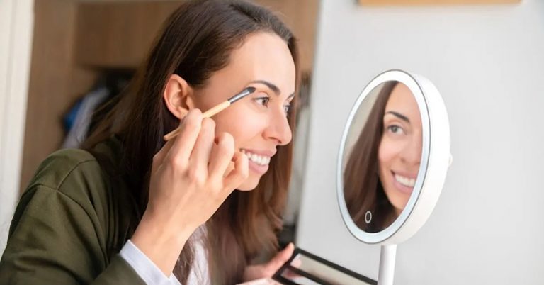 كاميرات تجسس داخل مرآة ضحيتها “صانعة محتوى شهيرة”!