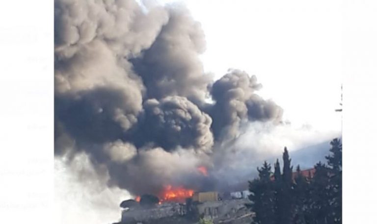 بالفيديو: حريق هائل في مستودع تابع لقبلان للسجاد في زفتا
