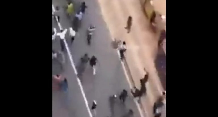 بالفيديو: المحتجون السريلانكيون يلاحقون المسؤولين في الشوارع