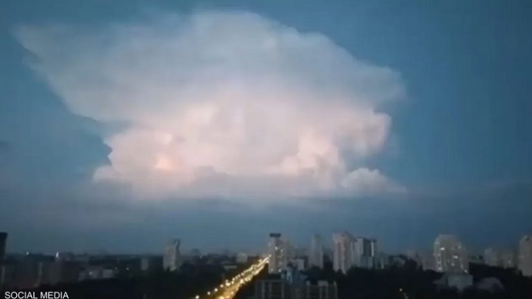 بالفيديو: سحابة غريبة فوق سماء كييف