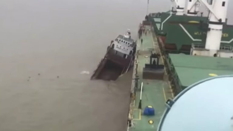 بالفيديو: بحر يشطر سفينة ضخمة إلى نصفين ويبتلعها مع طاقمها!