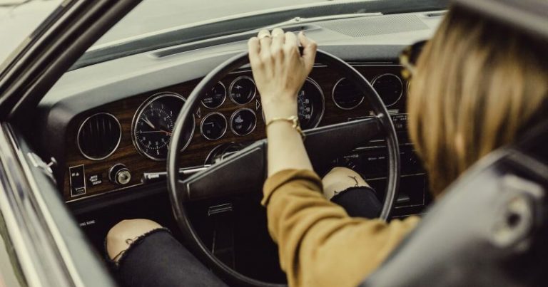 حبس بريطانية خاضت 150 اختبار قيادة سيارة بدلا من آخرين