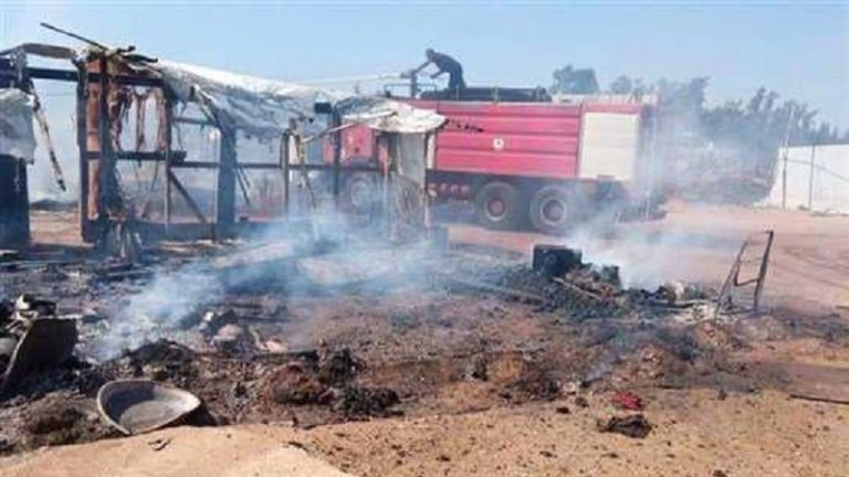 إخماد حريق داخل مخيم للنازحين