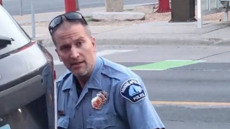 الحكم بالسجن 21 عاماً على قاتل جورج فلويد