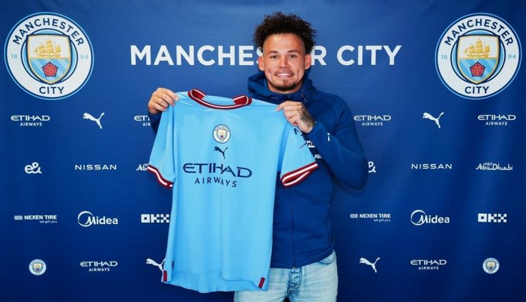 مانشستر سيتي يضم لاعب وسط ليدز يونايتد