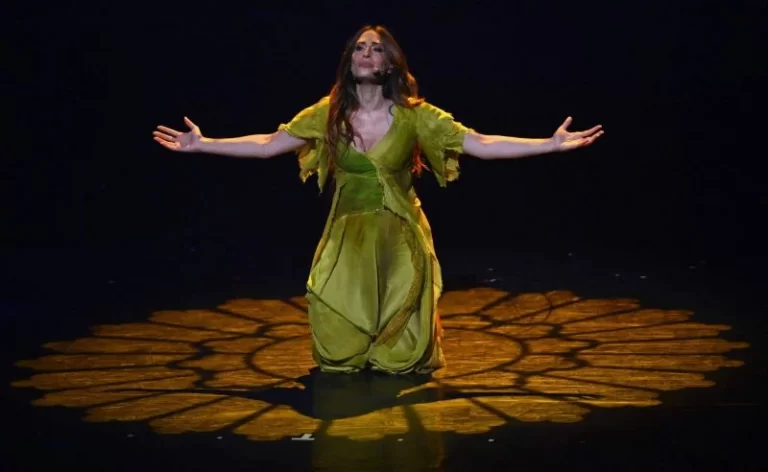 بالفيديو: هبة طوجي بعرض مسرحي جديد في نيويورك