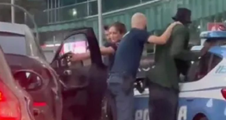 بالفيديو: خطأ يقود الشرطة الإيطالية لإيقاف لاعب ميلان بالقوّة