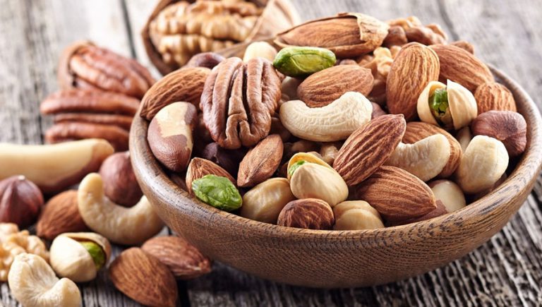 أكل المكسرات بانتظام يحمي الكليتين