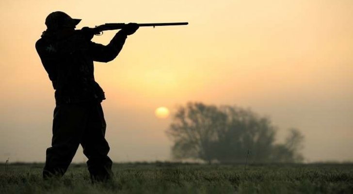 بالفيديو: مخلوق نصف إنسان ونصف كلب يفاجئ صياد