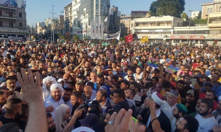 أهالي المعتقلين في لبنان يحتجون أمام سجن رومية