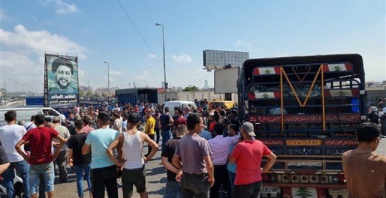 بالفيديو: وقفة احتجاجية لبائعي الخضار بالقرب من السفارة الكويتية