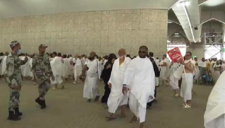 بالفيديو: في أول أيام عيد الأضحى.. حجاج بيت الله يرمون جمرة العقبة الأولى