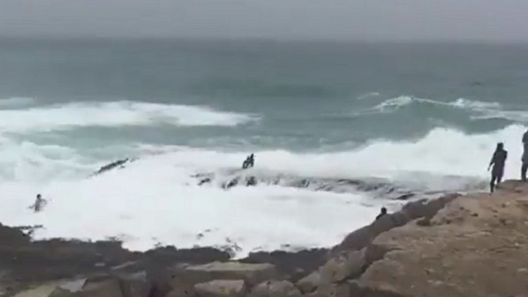 بالفيديو: أمواج البحر تسحب عائلة من 5 أشخاص في عمان