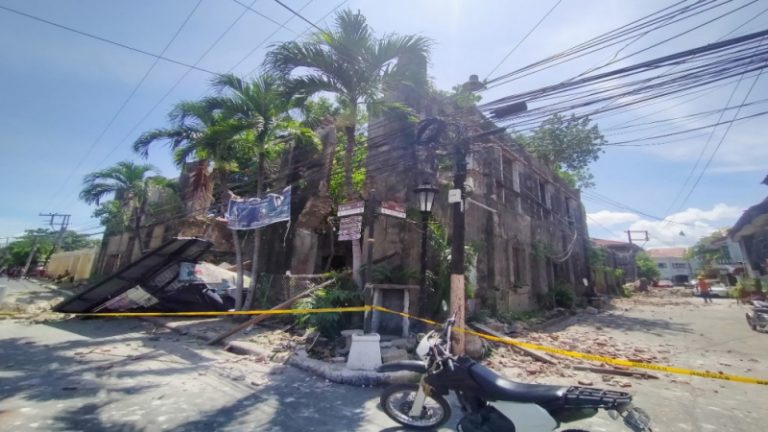 بالفيديو: قتلى وجرحى بزلزال ضرب شمال الفلبين