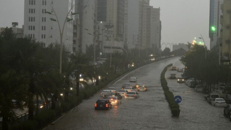 الدفاع المدني السعودي يحذر من أمطار قوية