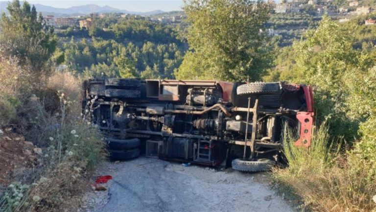 انقلاب آلية للدفاع المدني خلال توجهها لإخماد حريق
