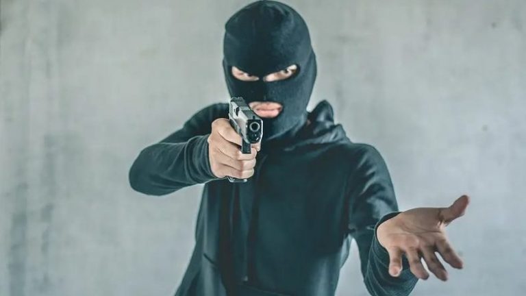 سرقة مكيفات خارجية لشركة في المنية