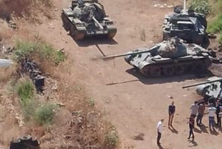 مواطن يقتحم مركزاً للجيش ويطعن عسكرياً