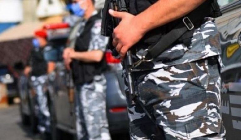 سارق أسلاك كهربائية في قبضة الأمن