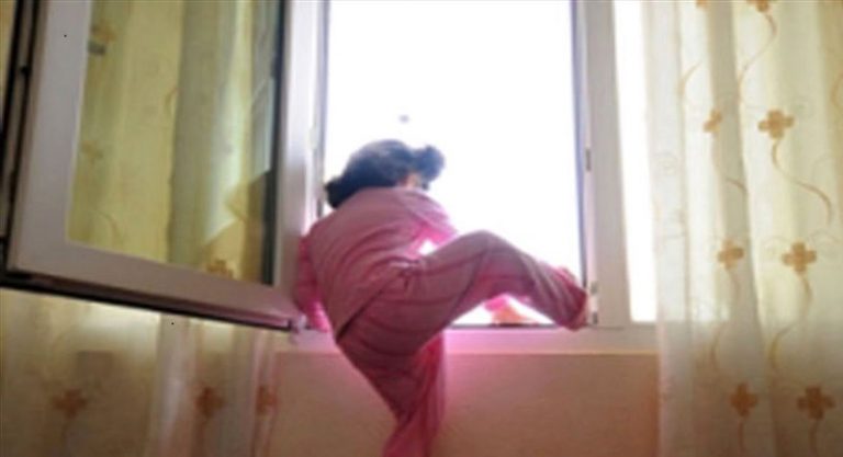 إصابة طفلة نتيجة سقوطها من الطبقة الثانية في الضنية