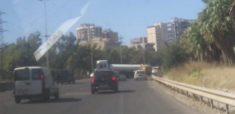 مواطنون يقطعون الطريق في طرابلس احتجاجاً على الأوضاع المعيشية