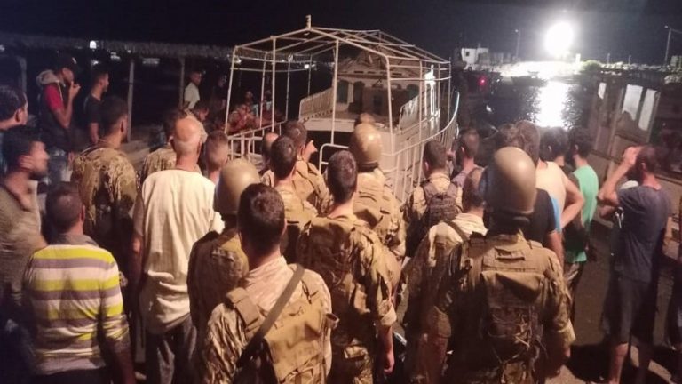 بالصور: قوة برية تحضر الى مرفأ العبدة وتحتجز مركب صيد