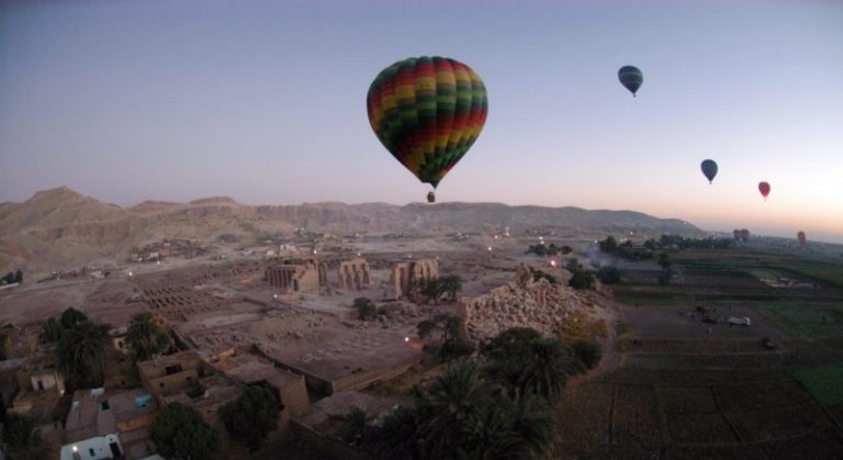 سقوط منطاد يحمل 30 راكباً في مصر