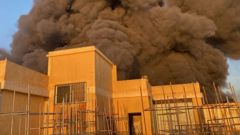 إخماد حريق معمل السجّاد في “زفتا” متواصل!