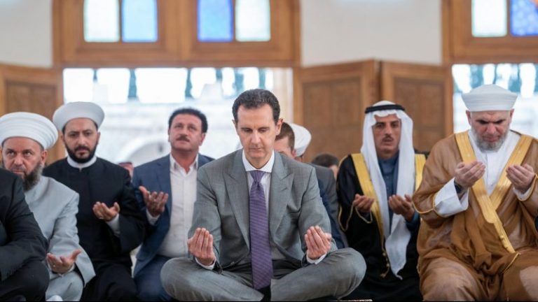 الأسد يؤدي صلاة عيد الأضحى المبارك