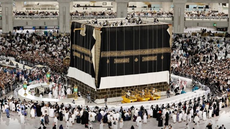 بالفيديو والصور.. استبدال كسوة الكعبة المشرفة