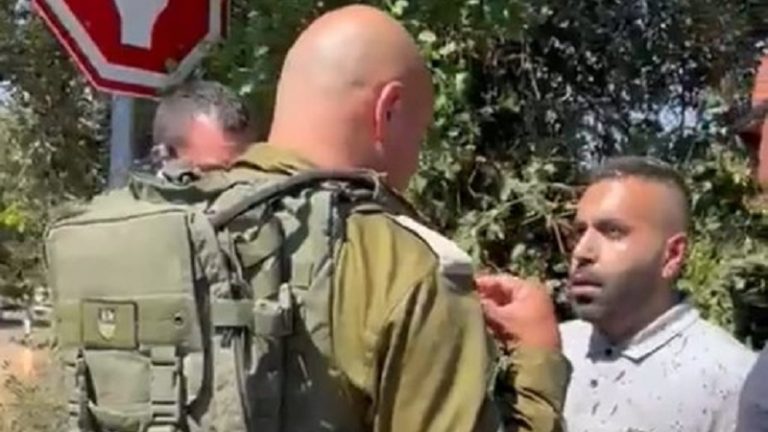 بالفيديو: لبناني يدخل مستعمرة “مرغيلوت”.. فسلّمه مستوطن لجيش الاحتلال!
