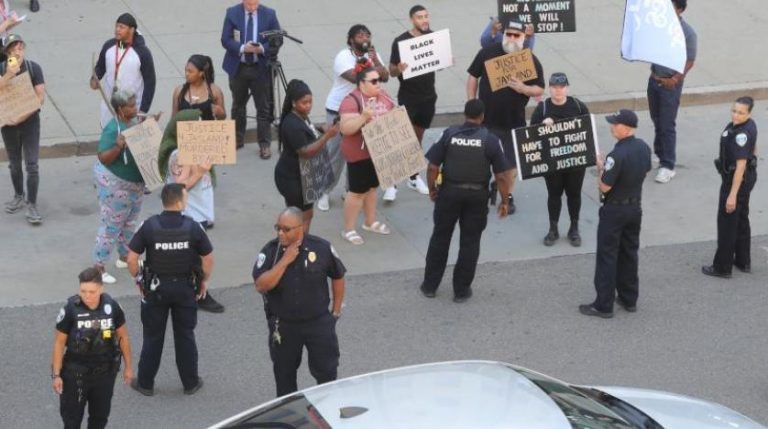 بالفيديو: 60 طلقة من الشرطة لأميركي تشعل شوارع أوهايو!