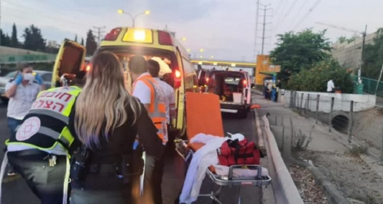 بالفيديو: إصابة مستوطن بعملية طعن في “بني براك” وانسحاب المنفذ