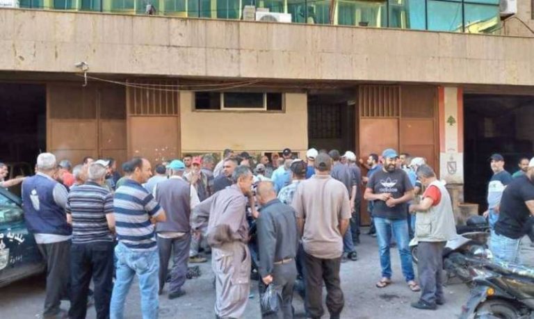 بالفيديو: غضب أمام بلدية طرابلس