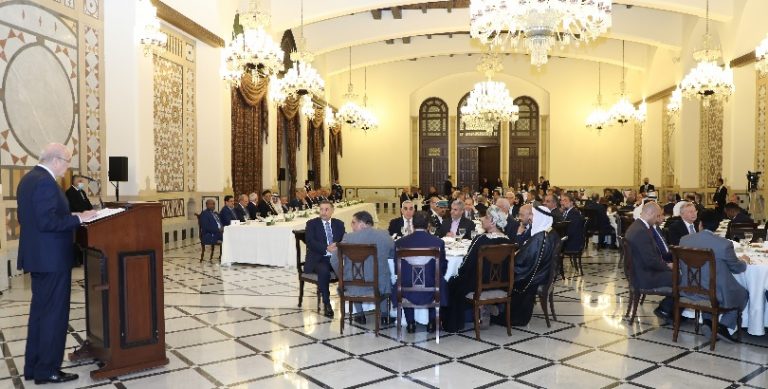 دردشة عربيّة في بيروت حول فنجان قهوة أميركي!