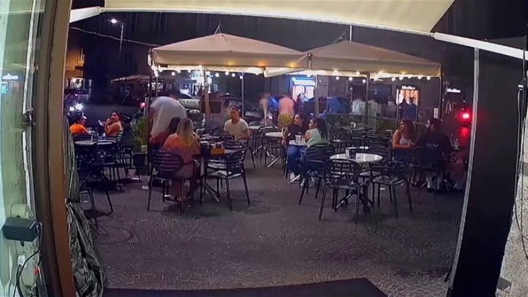 بالفيديو: لصان يعيدان ساعة لسائح في ايطاليا ويعتذران!