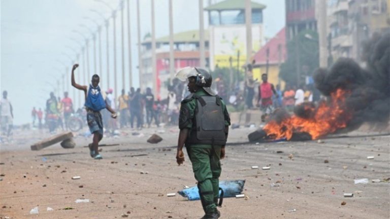 مقتل 5 متظاهرين خلال احتجاجات ضد السلطة العسكرية في غينيا