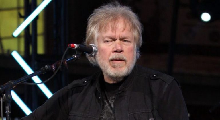 بالصور: فنان كندي يستعيد غيتارا سرق منه قبل 46 عاما