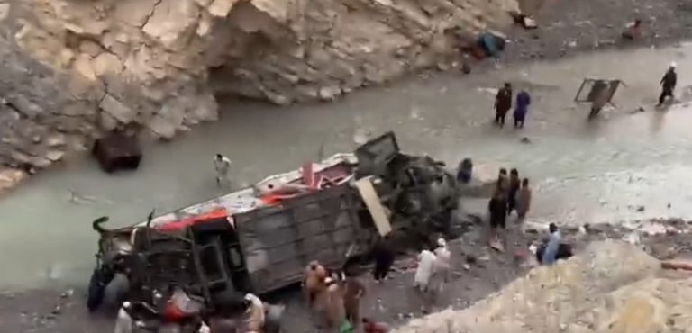بالفيديو: مقتل 19 شخصاً وإصابة 14 اثر سقوط حافلة ركاب في باكستان
