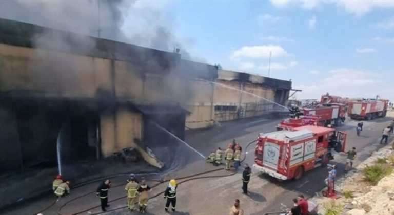 عملية إطفاء حريق معمل قبلان مستمرة