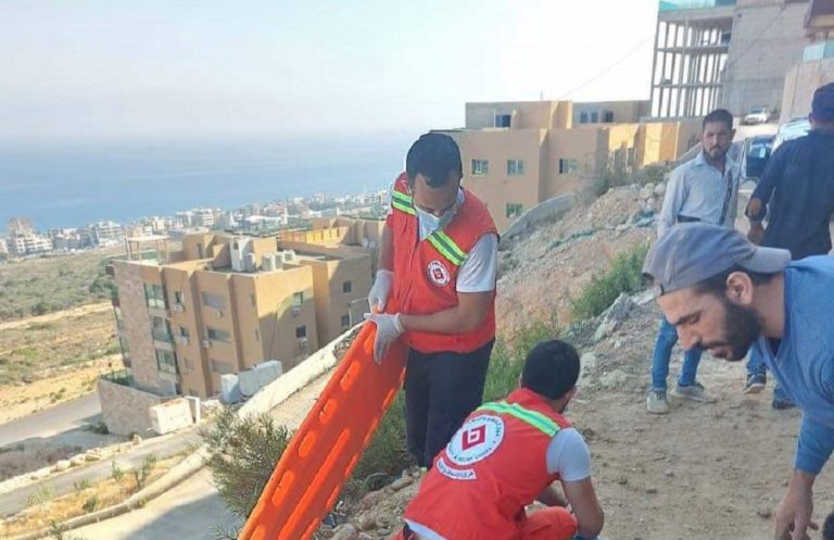 سقوط شاب من مبنى قيد الإنشاء في الكورة