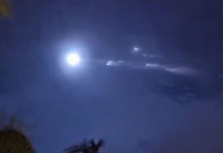 بالفيديو: لحظة سقوط حطام الصاروخ الصيني!