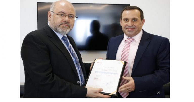 الأبيض تسلّم هبة أدوية من شركتين سويسريّتين